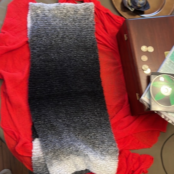 Hand knitted black ombré scarf - Picture 4 of 4